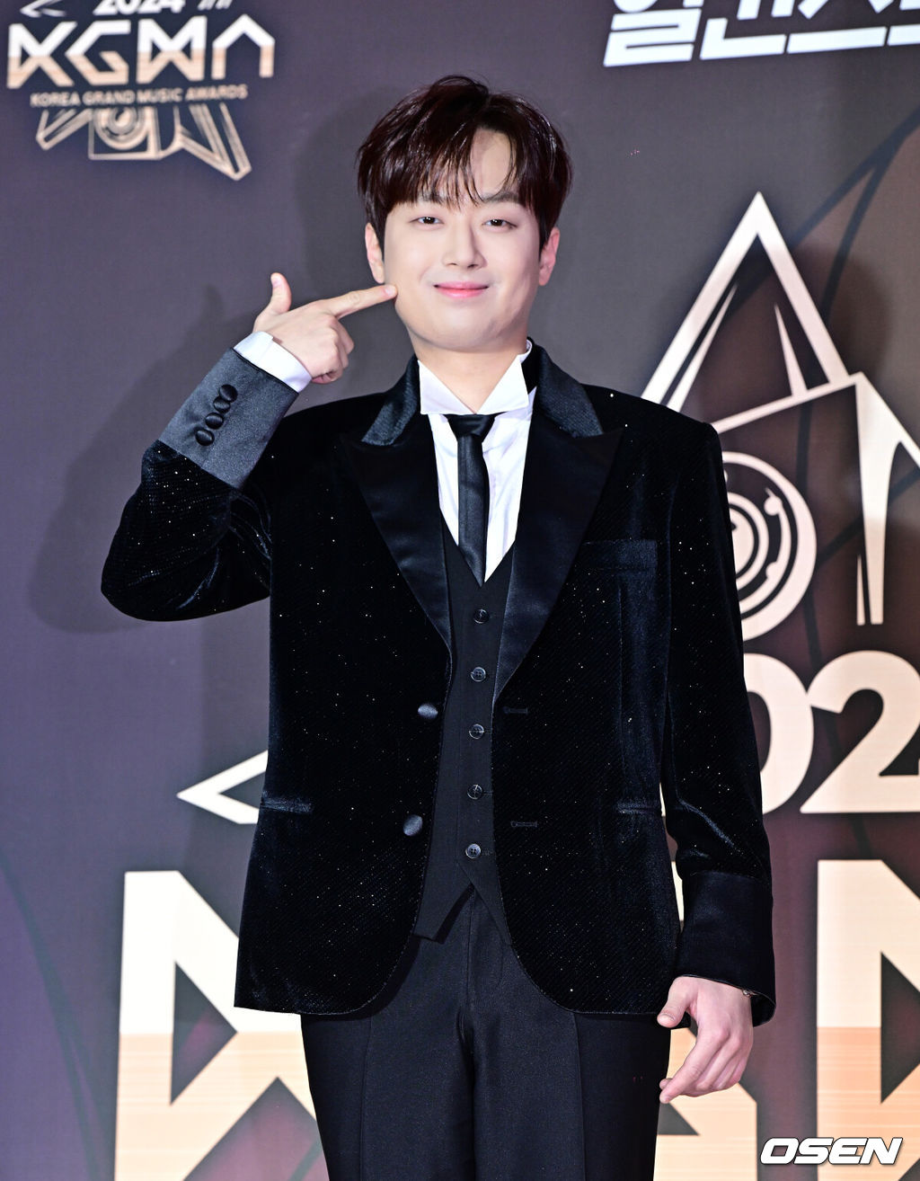 17일 오후 인천 중구 운서동 인스파이어 아레나에서 '제1회 코리아 그랜드 뮤직 어워즈(2024 KGMA)'가 열렸다.'2024 KGMA'는 새로운 K팝 축제를 표방하는 시상식으로 배우 남지현과 뉴진스 하니, 에스파 윈터가 MC로 호흡을 맞춘다.가수 이친원이 포즈를 취하고 있다. 2024.11.17 / jpnews@osen.co.kr