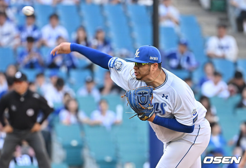 14일 대구삼성라이온즈파크에서 2025 신한 SOL 뱅크 KBO 리그 삼성 라이온즈와 KT 위즈의 경기가 열렸다. 홈팀 삼성은 후라도가, 방문팀 KT는 쿠에바스가 선발 출전했다. 삼성 라이온즈 선발 투수 후라도가 역투하고 있다. 2025.06.14 / foto0307@osen.co.kr