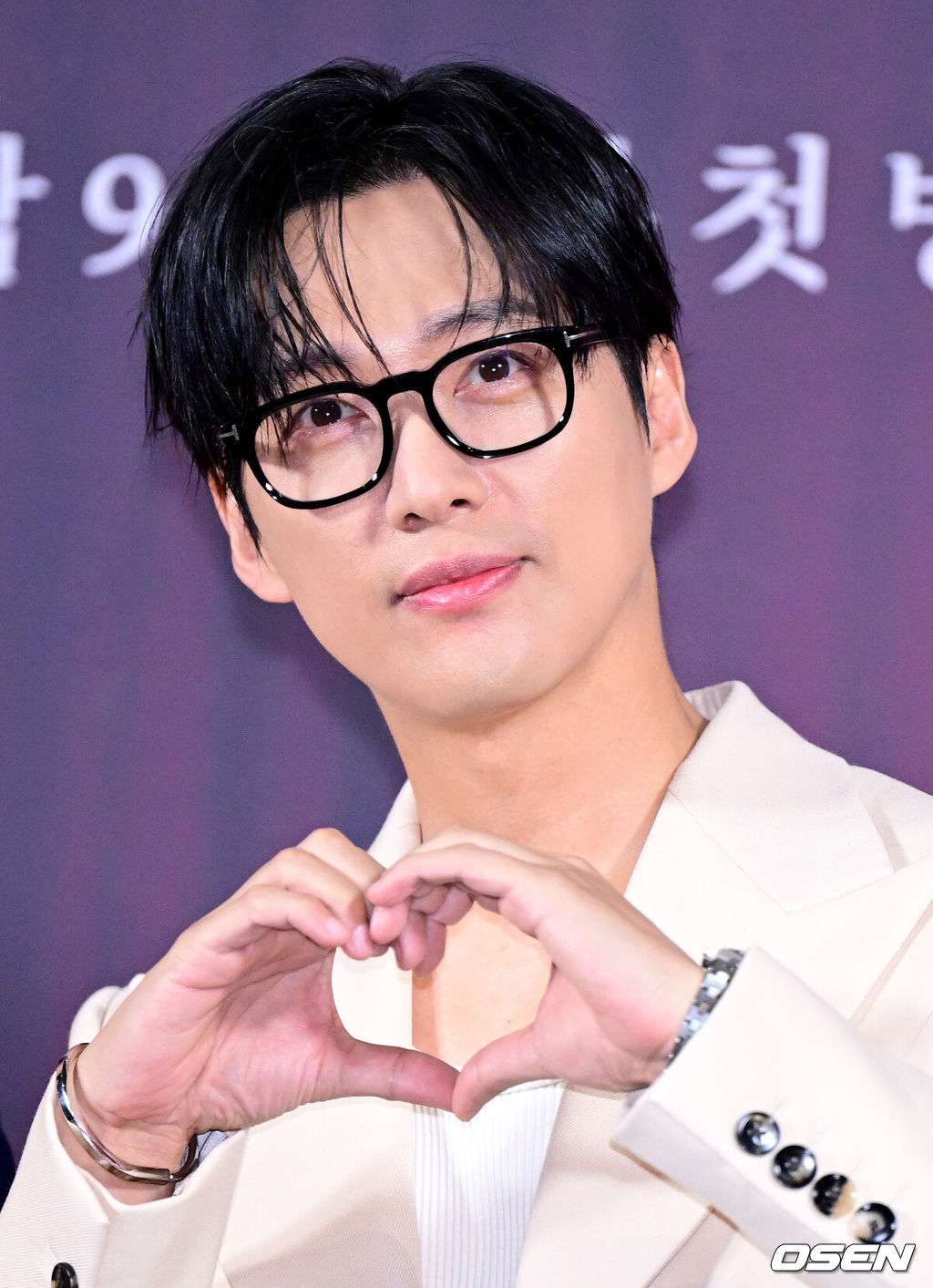 10일 오후 서울 용산 CGV에서 SBS 새 금토드라마 ‘우리영화’ 제작발표회가 열렸다.드라마 ‘우리영화’는 다음이 없는 영화감독 이제하(남궁민 분)와 오늘이 마지막인 배우 이다음(전여빈 분)의 내일로 미룰 수 없는 사랑 이야기를 그린다.배우 남궁민이 포토타임을 하고 있다. 2025.06.10 / dreamer@osen.co.kr