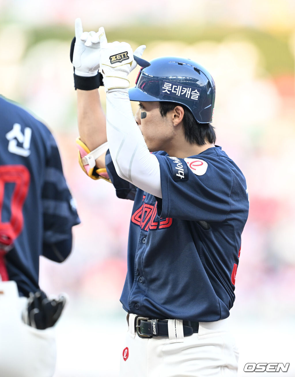 14일 인천 SSG랜더스필드에서 ‘2025 신한은행 SOL Bank KBO리그’ SSG 랜더스와 롯데 자이언츠의 경기가 열렸다.이날 SSG는 김광현, 롯데는 감보아를 선발로 내세웠다.  8회초 롯데 선두타자 김동혁이 안타를 날린 뒤 세리머니를 하고 있다. 2025.06.14 / ksl0919@osen.co.kr