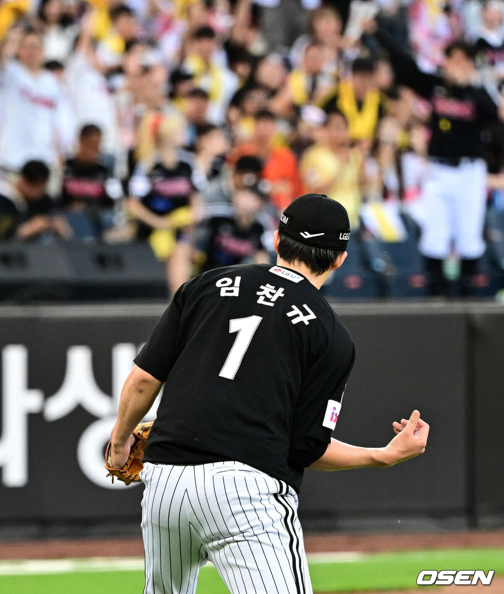 14일 대전 한화생명볼파크에서 2025 신한 SOL Bank KBO리그 한화 이글스와 LG 트윈스의 경기가 열렸다.LG가 40승 26패 1무(승률 .606)로 1위, 한화는 40승 27패(승률 .597)로 2위다. 0.5경기 차이다. 경기 결과에 따라 1위가 바뀔 수도 있다. 이날 한화는 폰세, LG는 임찬규를 선발로 내세웠다.6회말 수비를 마친 LG 임찬규가 세리머니를 하고 있다. 2025.06.14 /jpnews@osen.co.kr