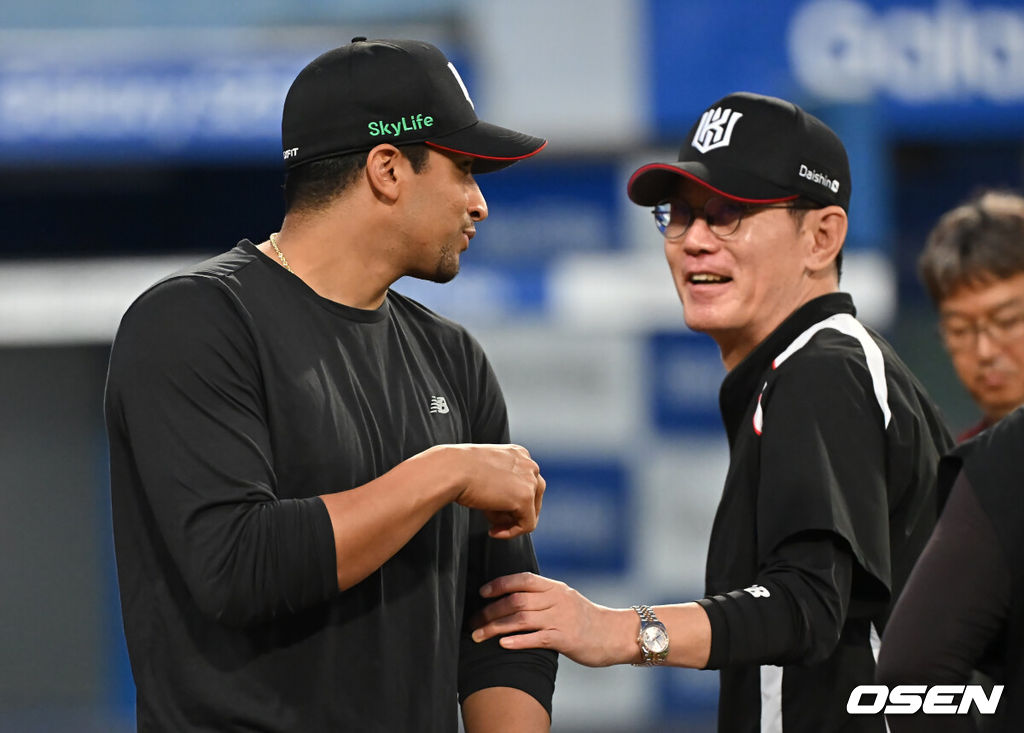 14일 대구삼성라이온즈파크에서 2025 신한 SOL 뱅크 KBO 리그 삼성 라이온즈와 KT 위즈의 경기가 열렸다. 홈팀 삼성은 후라도가, 방문팀 KT는 쿠에바스가 선발 출전했다. KT 위즈 쿠에바스가 삼성 라이온즈에 10-3으로 승리한 후 이강철 감독과 기쁨을 나누고 있다. 2025.06.14 / foto0307@osen.co.kr