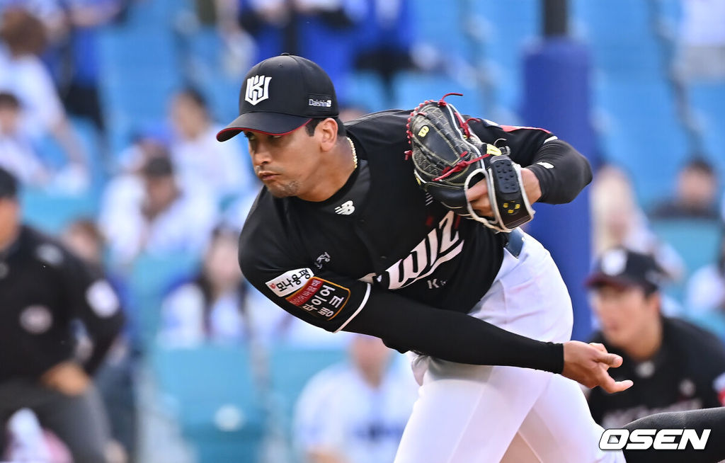 14일 대구삼성라이온즈파크에서 2025 신한 SOL 뱅크 KBO 리그 삼성 라이온즈와 KT 위즈의 경기가 열렸다. 홈팀 삼성은 후라도가, 방문팀 KT는 쿠에바스가 선발 출전했다. KT 위즈 선발 투수 쿠에바스가 역투하고 있다. 2025.06.14 / foto0307@osen.co.kr