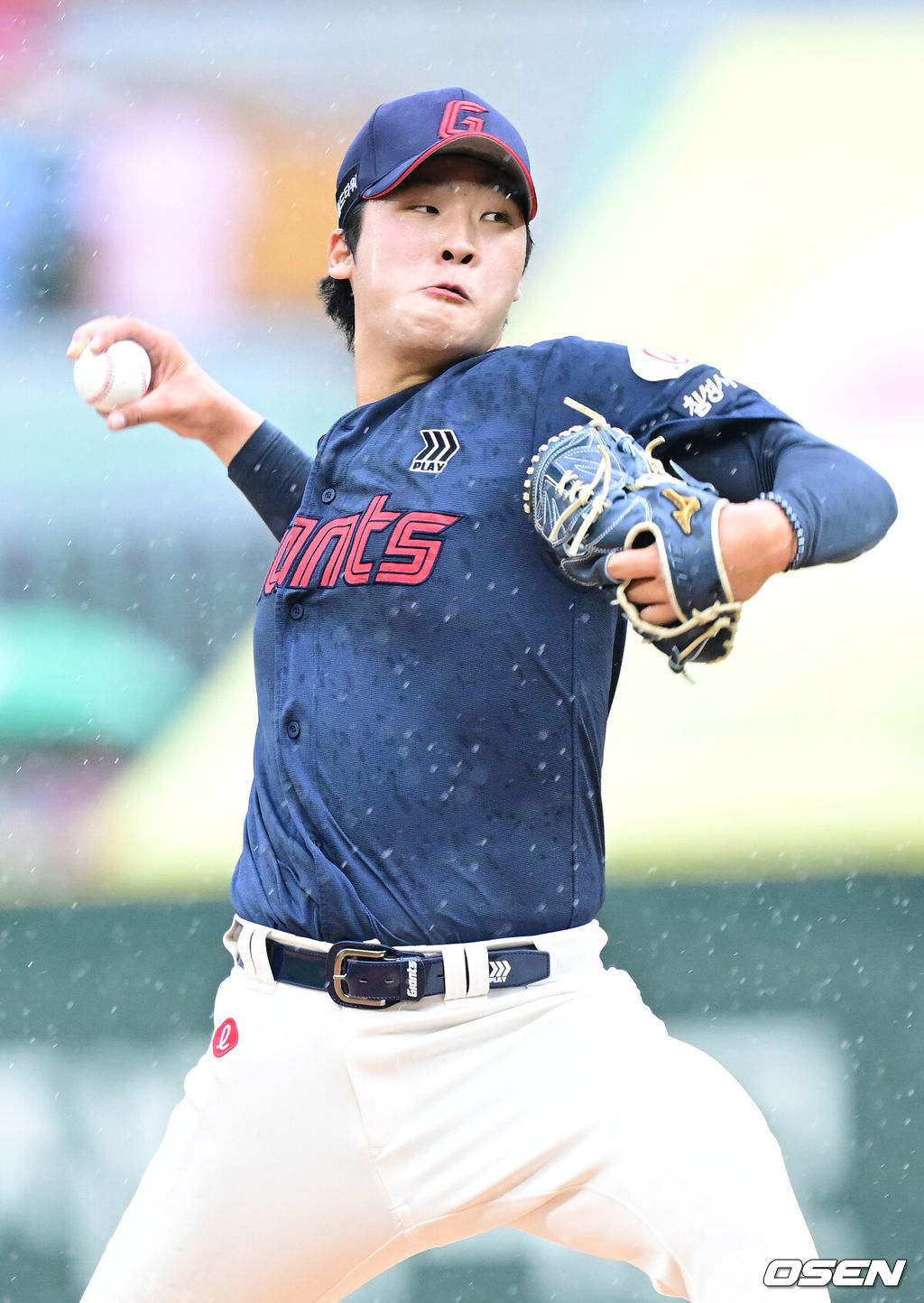 15일 인천 SSG랜더스필드에서 ‘2025 신한 SOL Bank KBO리그’ SSG 랜더스와 롯데 자이언츠의 경기가 열렸다.홈팀 SSG은 드류 앤더슨, 방문팀 롯데는 이민석을 선발로 내세웠다.2회말 롯데 선발 이민석이 힘차게 공을 뿌리고 있다. 2025.06.15 / dreamer@osen.co.kr