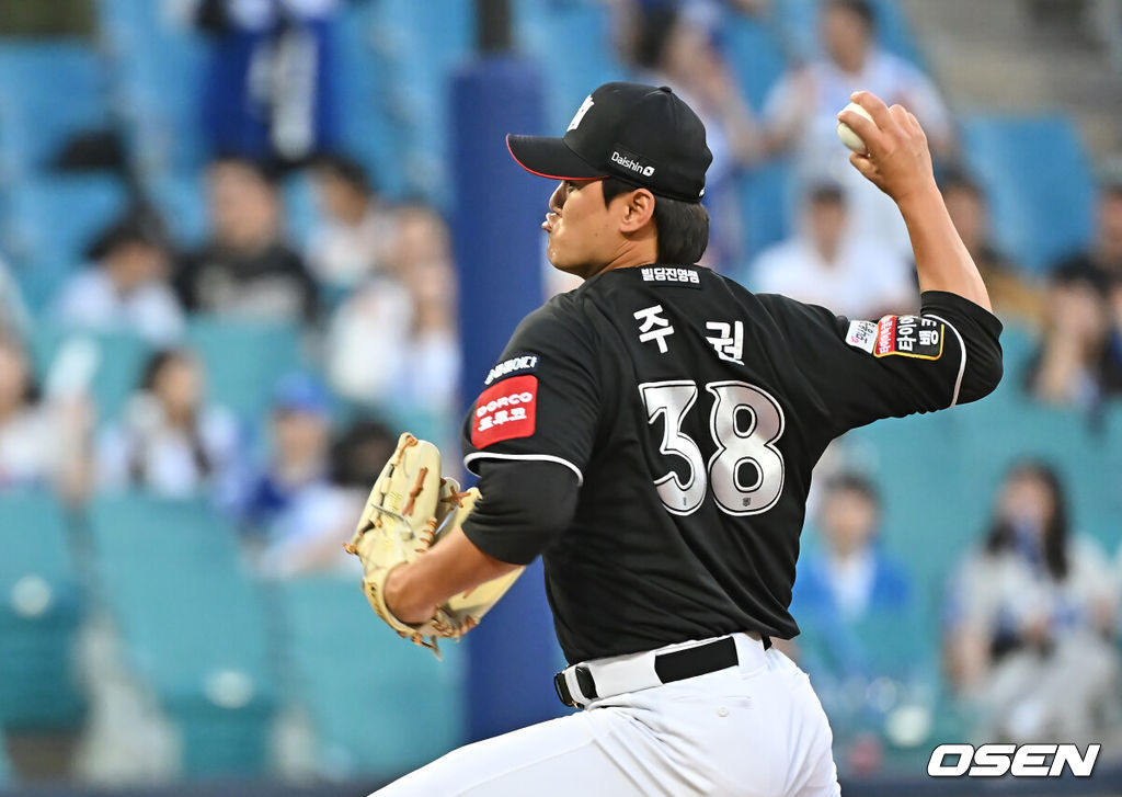 14일 대구삼성라이온즈파크에서 2025 신한 SOL 뱅크 KBO 리그 삼성 라이온즈와 KT 위즈의 경기가 열렸다. 홈팀 삼성은 후라도가, 방문팀 KT는 쿠에바스가 선발 출전했다. KT 위즈 주권이 역투하고 있다. 2025.06.14 / foto0307@osen.co.kr