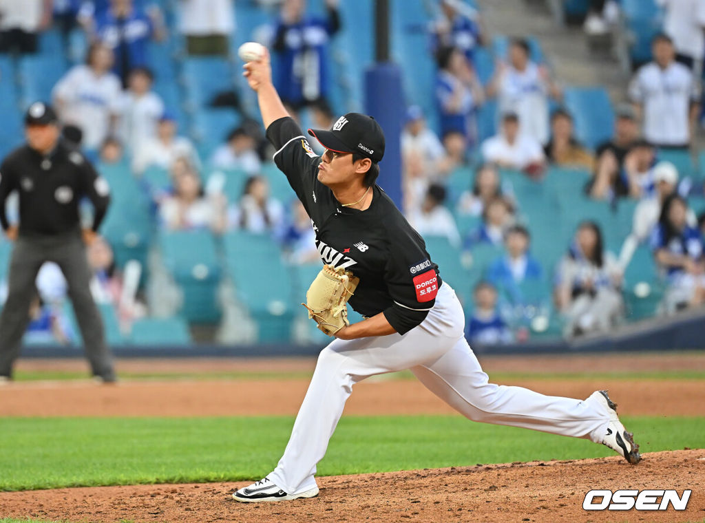 14일 대구삼성라이온즈파크에서 2025 신한 SOL 뱅크 KBO 리그 삼성 라이온즈와 KT 위즈의 경기가 열렸다. 홈팀 삼성은 후라도가, 방문팀 KT는 쿠에바스가 선발 출전했다. KT 위즈 주권이 역투하고 있다. 2025.06.14 / foto0307@osen.co.kr