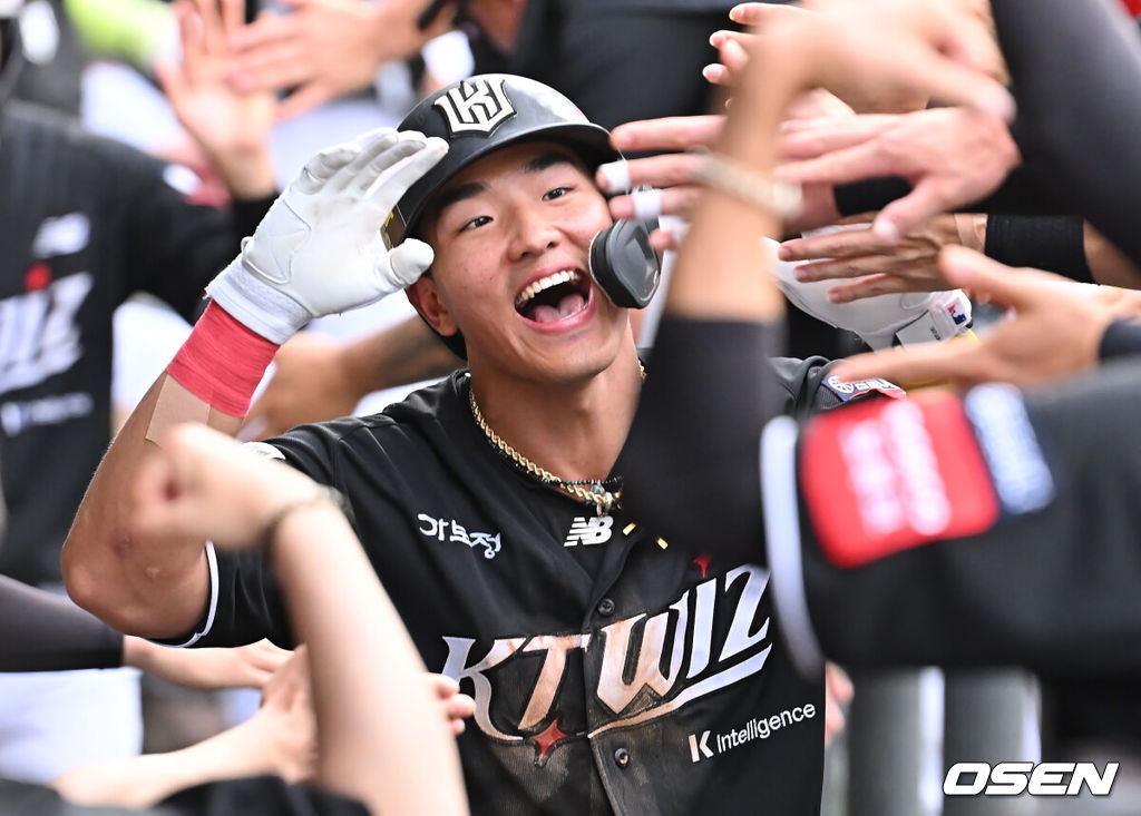 15일 대구삼성라이온즈파크에서 2025 신한 SOL 뱅크 KBO 리그 삼성 라이온즈와 KT 위즈의 경기가 열렸다. 홈팀 삼성은 최원태가, 방문팀 KT는 고영표가 선발 출전했다. KT 위즈 안현민이 5회초 무사 1루 좌월 2점 홈런을 치고 하이파이브를 하고 있다. 2025.06.15 / foto0307@osen.co.kr