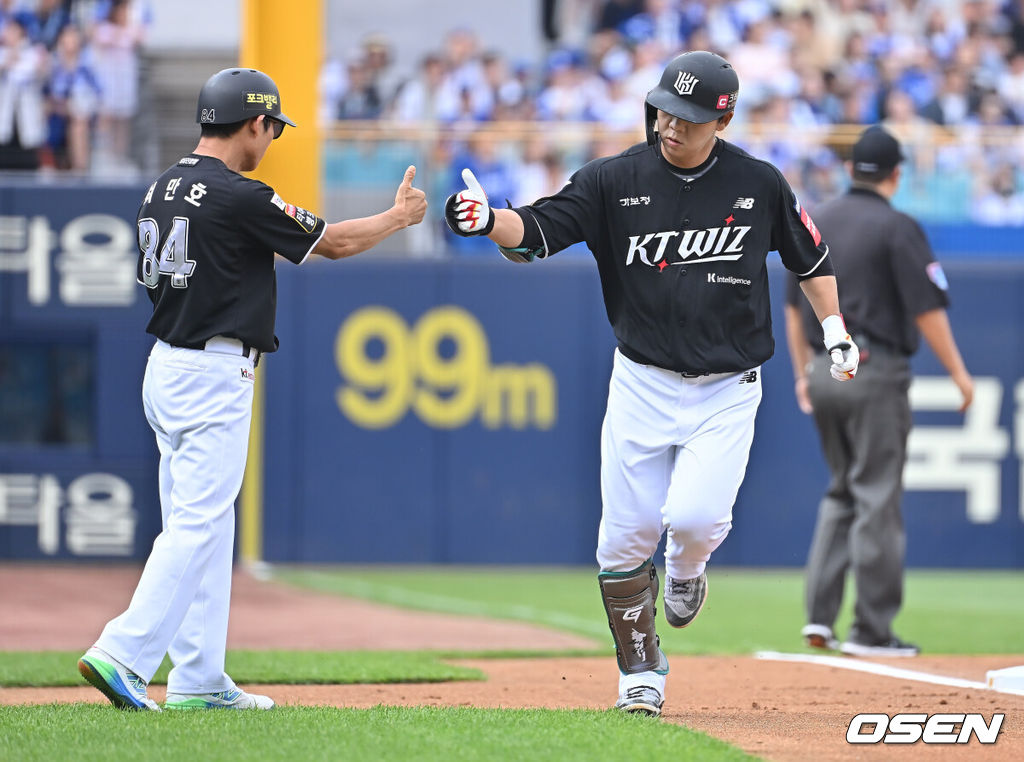 15일 대구삼성라이온즈파크에서 2025 신한 SOL 뱅크 KBO 리그 삼성 라이온즈와 KT 위즈의 경기가 열렸다. 홈팀 삼성은 최원태가, 방문팀 KT는 고영표가 선발 출전했다. KT 위즈 이정훈이 1회초 2사 2루 월 2점 홈런을 치고 하이파이브를 하고 있다. 2025.06.15 / foto0307@osen.co.kr