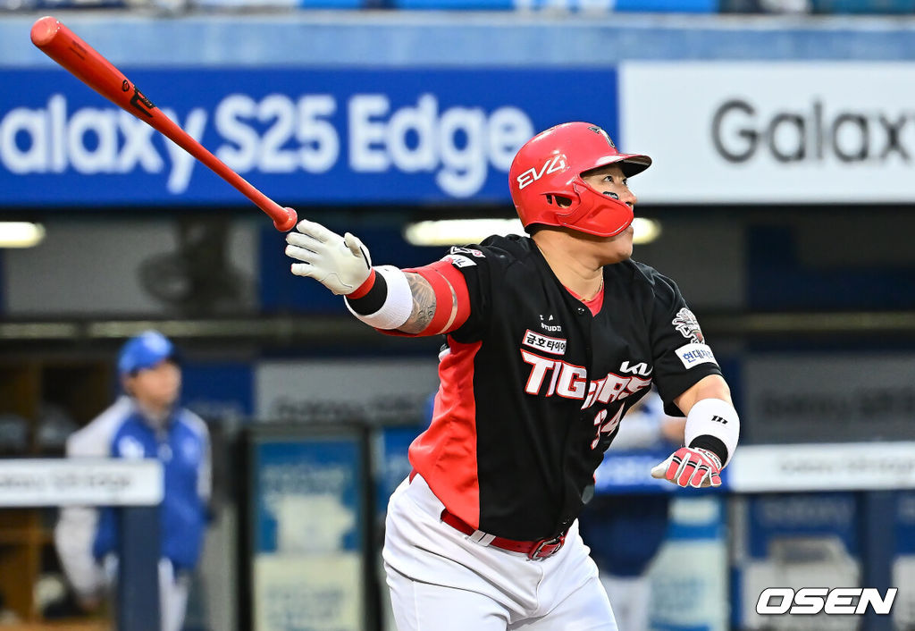 24일 대구삼성라이온즈파크에서 2025 신한 SOL 뱅크 KBO 리그 삼성 라이온즈와 KIA 타이거즈의 경기가 열렸다. 홈팀 삼성은 이승현이, 방문팀 KIA는 김도현이 선발 출전했다. KIA 타이거즈 최형우가 4회초 무사 2루 우월 2점 홈런을 치고 있다. 2025.05.24 / foto0307@osen.co.kr