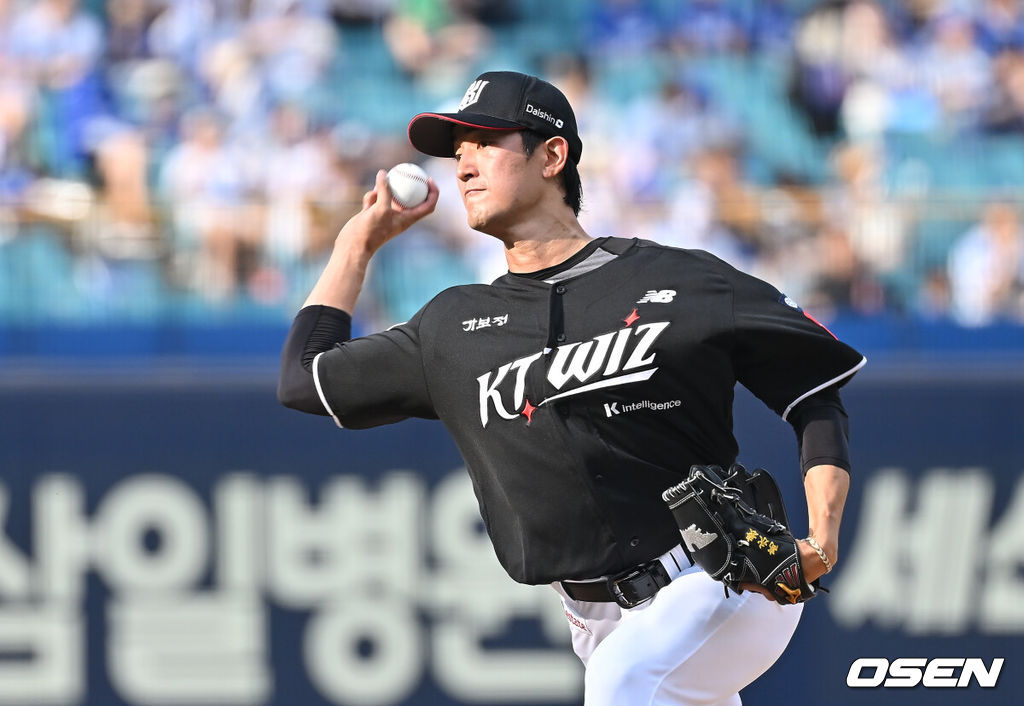 15일 대구삼성라이온즈파크에서 2025 신한 SOL 뱅크 KBO 리그 삼성 라이온즈와 KT 위즈의 경기가 열렸다. 홈팀 삼성은 최원태가, 방문팀 KT는 고영표가 선발 출전했다. KT 위즈 선발 투수 고영표가 역투하고 있다. 2025.06.15 / foto0307@osen.co.kr