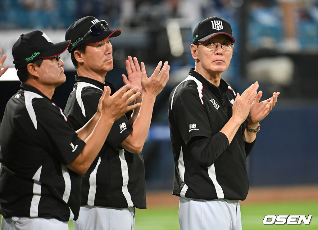 15일 대구삼성라이온즈파크에서 2025 신한 SOL 뱅크 KBO 리그 삼성 라이온즈와 KT 위즈의 경기가 열렸다. 홈팀 삼성은 최원태가, 방문팀 KT는 고영표가 선발 출전했다. KT 위즈 이강철 감독이 삼성 라이온즈에 16-4로 대승을 거두고 선수들에게 축하 박수를 보내고 있다. 2025.06.15 / foto0307@osen.co.kr