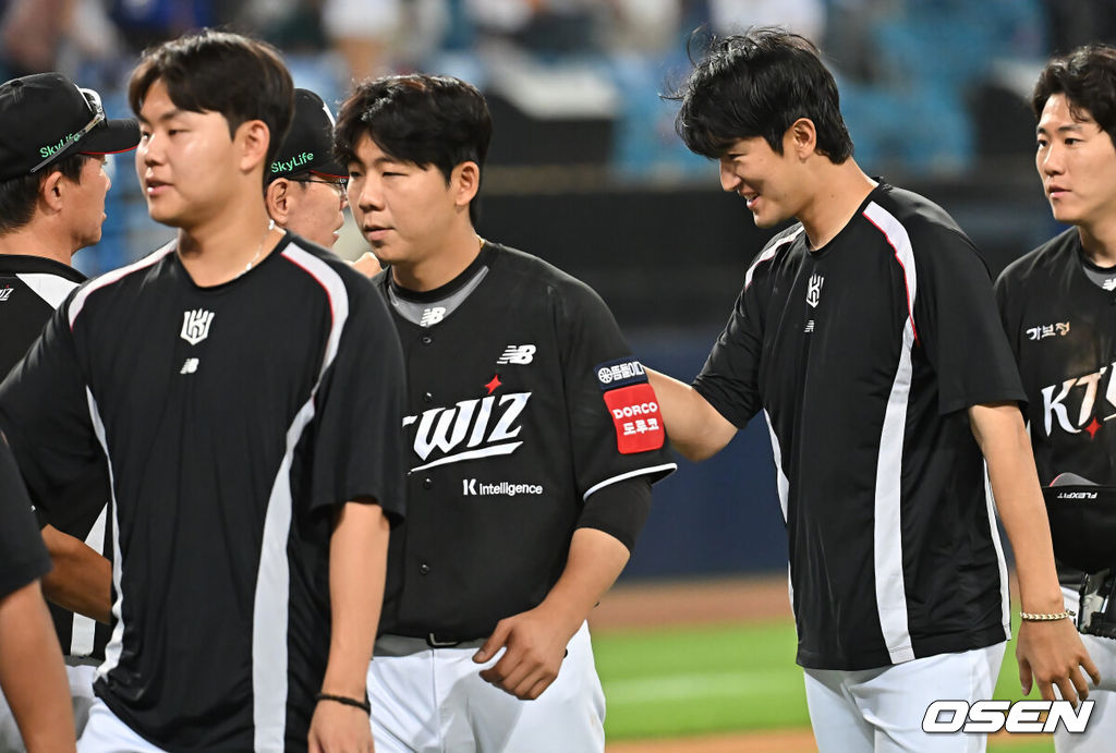 15일 대구삼성라이온즈파크에서 2025 신한 SOL 뱅크 KBO 리그 삼성 라이온즈와 KT 위즈의 경기가 열렸다. 홈팀 삼성은 최원태가, 방문팀 KT는 고영표가 선발 출전했다. KT 위즈 고영표와 이정훈이 삼성 라이온즈에 16-4로 대승을 거두고 이강철 감독과 하이파이브를 하고 있다. 2025.06.15 / foto0307@osen.co.kr
