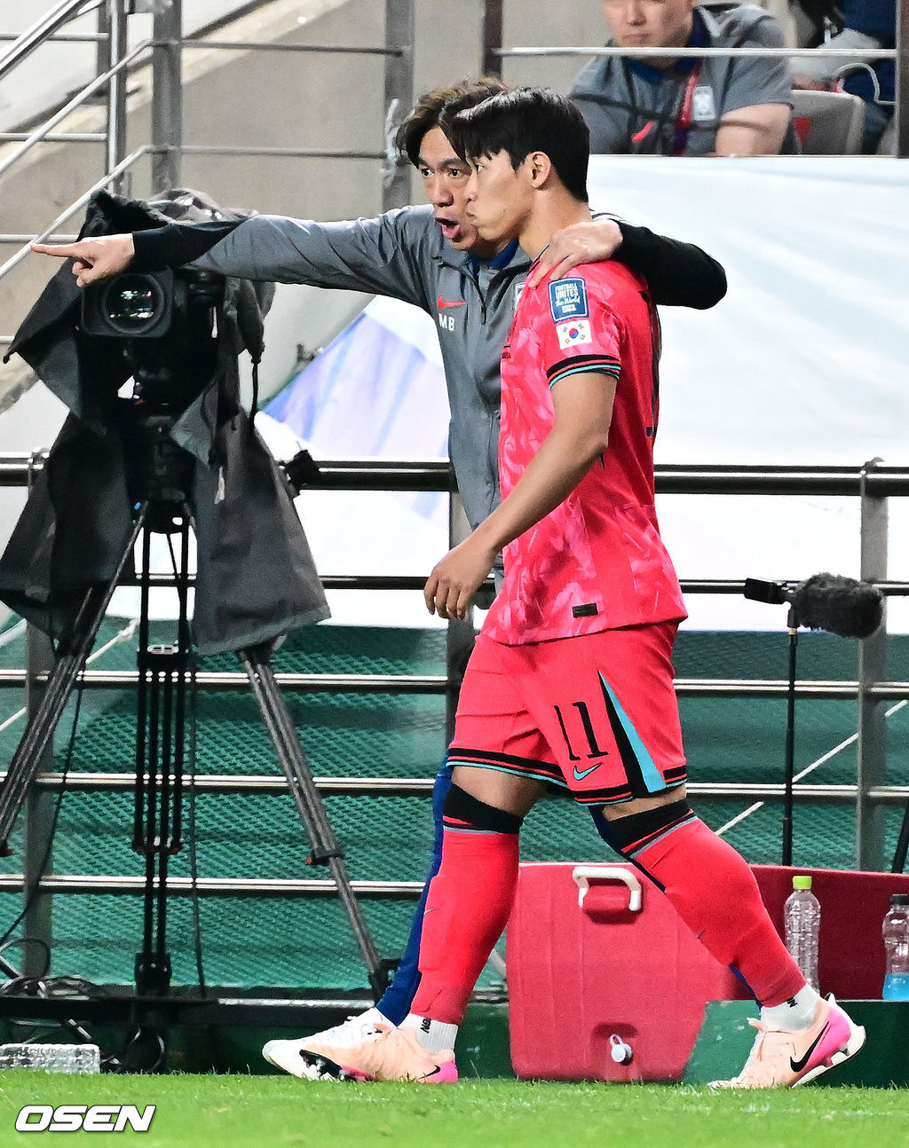 대한민국 대표팀이 무려 15년 만에 패배 없이 최종예선을 마무리했다. 홍명보 감독이 이끄는 대한민국 축구 국가대표팀은 10일 서울월드컵경기장에서 열린 2026 국제축구연맹(FIFA) 북중미 월드컵 아시아지역 최종예선 3차 예선 B조 10차전에서 쿠웨이트와 맞붙어 4-0으로 대승했다.이번 승리로 한국은 승점 22점(6승 4무)을 만들면서 패배 없이 최종예선을 마쳤다.후반 한국 홍명보 감독이 황희찬을 교체 투입하며 전술을 설명하고 있다. 2025.06.10 /jpnews@osen.co.kr