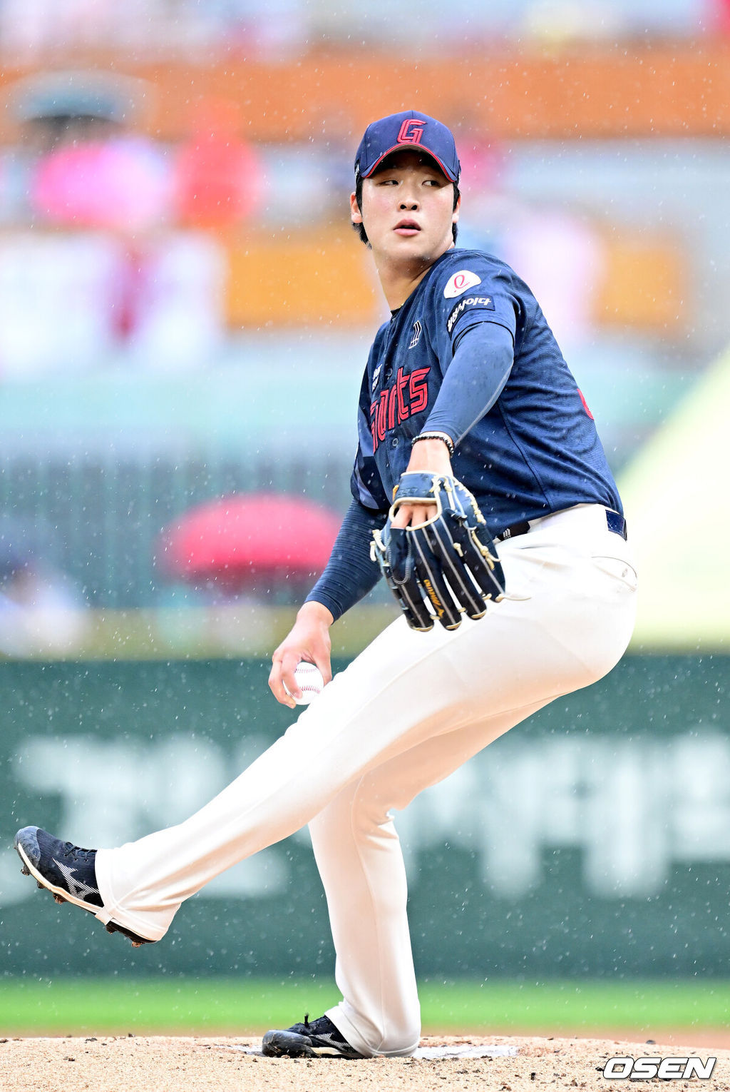 15일 인천 SSG랜더스필드에서 ‘2025 신한 SOL Bank KBO리그’ SSG 랜더스와 롯데 자이언츠의 경기가 열렸다.홈팀 SSG은 드류 앤더슨, 방문팀 롯데는 이민석을 선발로 내세웠다.2회말 롯데 선발 이민석이 힘차게 공을 뿌리고 있다. 2025.06.15 / dreamer@osen.co.kr