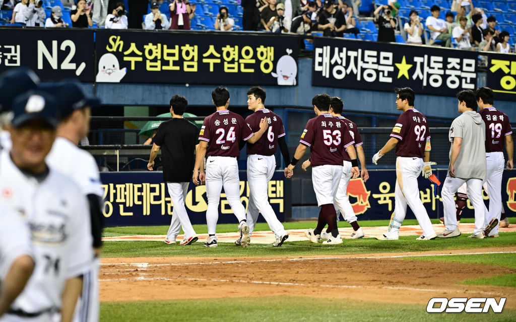 프로야구 두산 베어스가 ‘토종 에이스’ 곽빈의 시즌 첫 승 호투에 힘입어 2연승을 거뒀다. 두산은 15일 서울 잠실구장에서 열리는 2025 신한 SOL Bank KBO리그 키움 히어로즈와의 홈경기를 3-2로 이겼다. 5연패를 기록한 키움이 경기장을 빠져나가고 있다. 2025.06.15 /cej@osen.co.kr