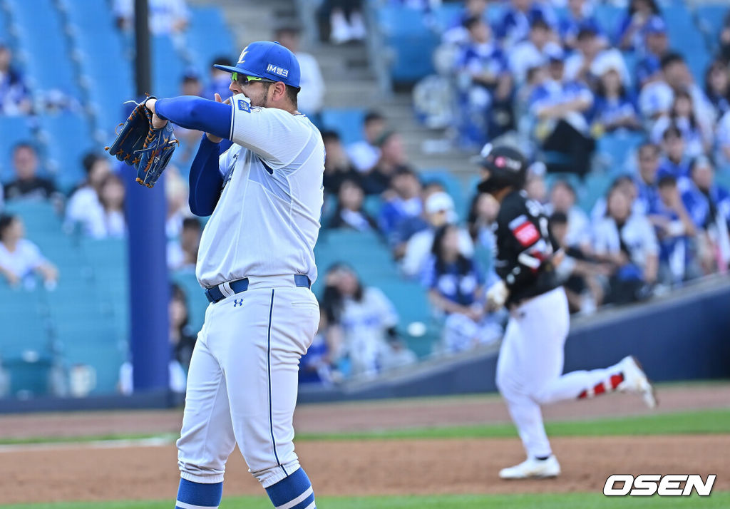 14일 대구삼성라이온즈파크에서 2025 신한 SOL 뱅크 KBO 리그 삼성 라이온즈와 KT 위즈의 경기가 열렸다. 홈팀 삼성은 후라도가, 방문팀 KT는 쿠에바스가 선발 출전했다. 삼성 라이온즈 후라도가 3회초 1사 1루 KT 위즈 김상수에게 좌월 2점 홈런을 맞고 아쉬워하고 있다. 2025.06.14 / foto0307@osen.co.kr