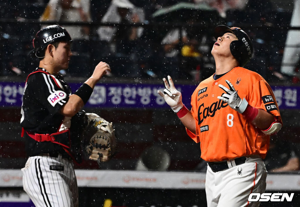 프로야구 한화 이글스가 LG 트윈스를 꺾고 32일 만에 1위에 등극했다. 5회말 도중 폭우가 쏟아져 104분 경기가 중단됐다가 재개됐다.  한화는 15일 대전 한화생명볼파크에서 열린 2025 KBO리그 LG와 10차전 맞대결에서 10-5로 승리했다. 한화는 5월 14일 두산에 패배하면서 공동 1위에서 2위로 떨어졌다. 33일 만에 1위를 탈환했다. 8회말 2사에서 한화 노시환이 솔로포를 날리며 세리머니를 하고 있다. 2025.06.15 /jpnews@osen.co.kr