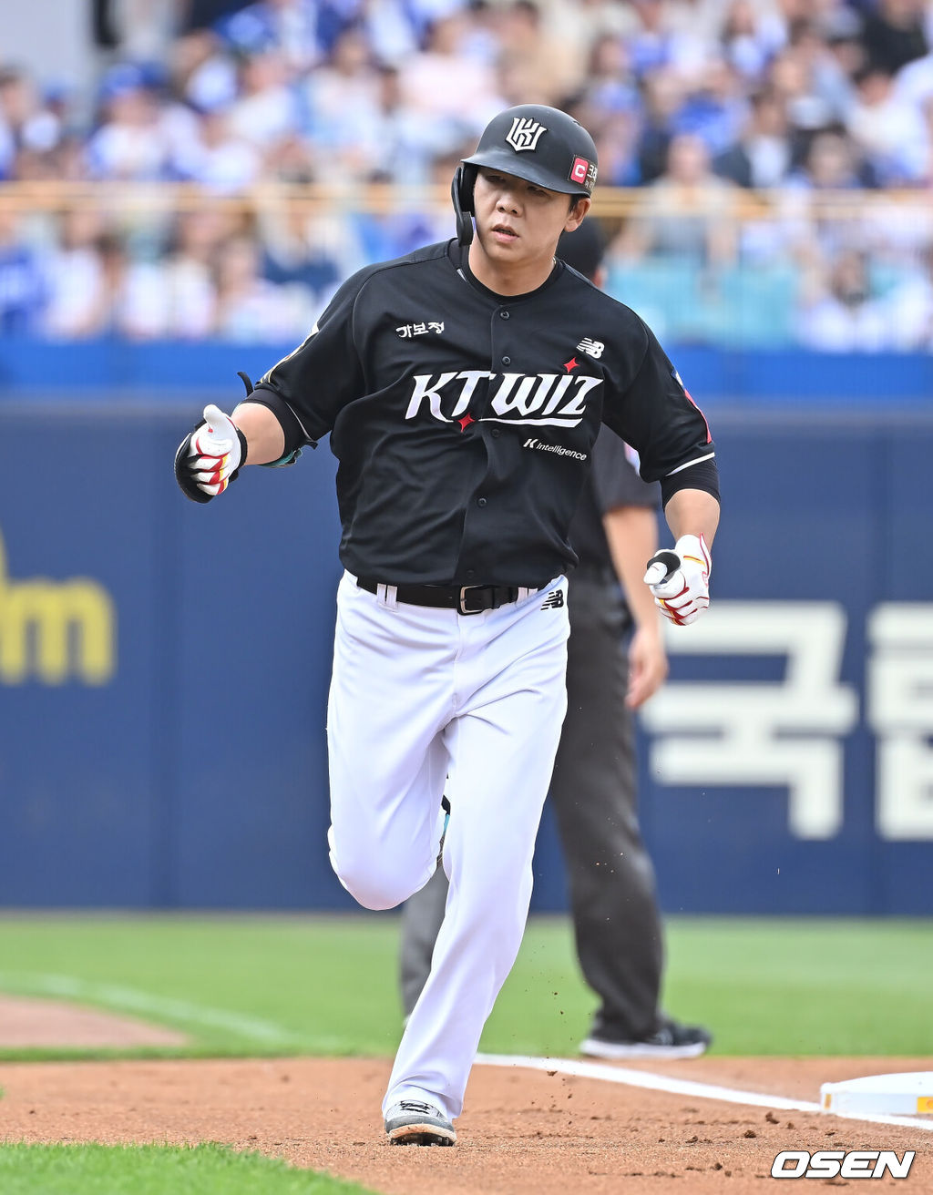 15일 대구삼성라이온즈파크에서 2025 신한 SOL 뱅크 KBO 리그 삼성 라이온즈와 KT 위즈의 경기가 열렸다. 홈팀 삼성은 최원태가, 방문팀 KT는 고영표가 선발 출전했다. KT 위즈 이정훈이 1회초 2사 2루 월 2점 홈런을 치고 하이파이브를 하고 있다. 2025.06.15 / foto0307@osen.co.kr
