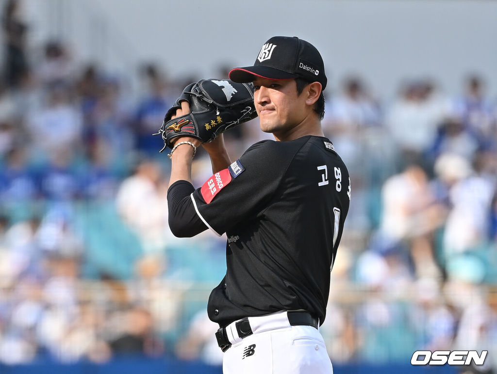 15일 대구삼성라이온즈파크에서 2025 신한 SOL 뱅크 KBO 리그 삼성 라이온즈와 KT 위즈의 경기가 열렸다. 홈팀 삼성은 최원태가, 방문팀 KT는 고영표가 선발 출전했다. KT 위즈 선발 투수 고영표가 역투하고 있다. 2025.06.15 / foto0307@osen.co.kr