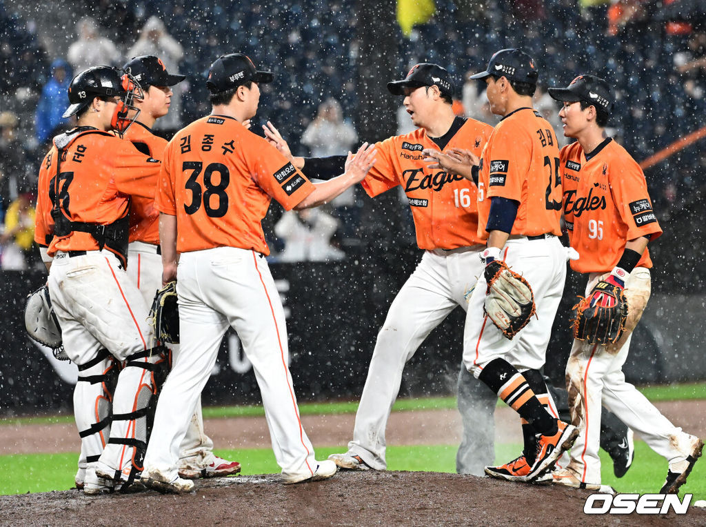 프로야구 한화 이글스가 LG 트윈스를 꺾고 32일 만에 1위에 등극했다. 5회말 도중 폭우가 쏟아져 104분 경기가 중단됐다가 재개됐다. 한화는 15일 대전 한화생명볼파크에서 열린 2025 KBO리그 LG와 10차전 맞대결에서 10-5로 승리했다. 한화는 5월 14일 두산에 패배하면서 공동 1위에서 2위로 떨어졌다. 33일 만에 1위를 탈환했다. 경기를 마치고 한화 선수들이 승리를 기뻐하고 있다. 2025.06.15 /jpnews@osen.co.kr