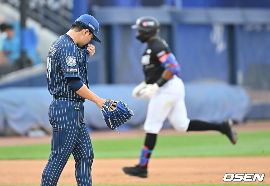 15일 대구삼성라이온즈파크에서 2025 신한 SOL 뱅크 KBO 리그 삼성 라이온즈와 KT 위즈의 경기가 열렸다. 홈팀 삼성은 최원태가, 방문팀 KT는 고영표가 선발 출전했다. 삼성 라이온즈 이승민이 6회초 2사 2루 KT 위즈 로하스에게 좌월 2점 홈런을 맞고 아쉬워하고 있다. 2025.06.15 / foto0307@osen.co.kr