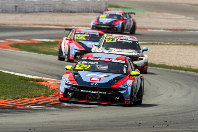 6월 13~15일 열린 '2025 TCR 월드 투어' 스페인 대회에서 현대차 '더 뉴 엘란트라 N TCR(국내명 더 뉴 아반떼 N TCR)'이 주행하고 있는 모습.