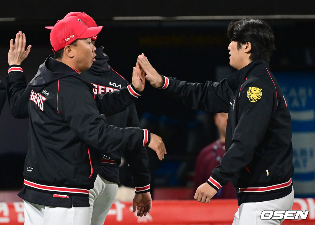 프로야구 KIA 타이거즈가 ‘호랑이 킬러’ 윌리엄 쿠에바스에 5점을 뽑아내며 위닝시리즈를 달성했다. KIA 타이거즈는 4일 수원KT위즈파크에서 열린 2024 신한 SOL뱅크 KBO리그 KT 위즈와의 시즌 3차전에서 6-3으로 승리했다. 경기 종료 후 KIA 이범호 감독, 이의리가 하이파이브를 하고 있다. 2024.04.04 / ksl0919@osen.co.kr