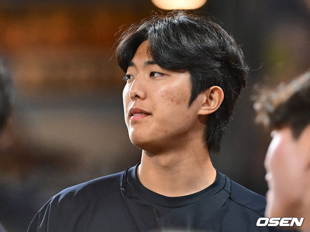 28일 창원NC파크에서 2024 신한 SOL 뱅크 KBO 리그 NC 다이노스와 KIA 타이거즈의 경기가 열렸다. 4연패에 빠진 NC는 신민혁을 내세워 연패 탈출에 나서고, 지난 주말 NC와의 창원 3연전을 스윕했고 주말 두산 3연전을 위닝시리즈로 장식한 KIA는 윤영철이 마운드에 오른다.KIA 타이거즈 이의리가 이닝 교체때 선수들을 격려하고 있다. 2024.05.28 / foto0307@osen.co.kr