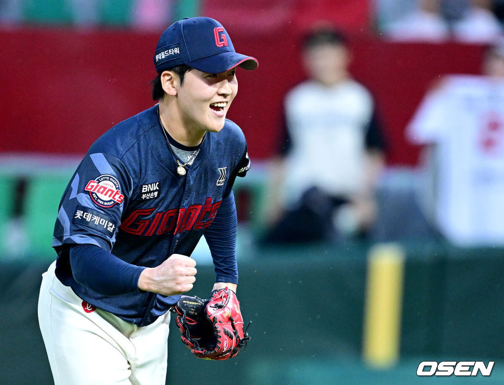15일 인천 SSG랜더스필드에서 ‘2025 신한 SOL Bank KBO리그’ SSG 랜더스와 롯데 자이언츠의 경기가 열렸다.홈팀 SSG은 드류 앤더슨, 방문팀 롯데는 이민석을 선발로 내세웠다.8회말 SSG 공격을 실점없이 막아낸 롯데 최준용이 더그아웃으로 향하며 기뻐하고 있다. 2025.06.15 / dreamer@osen.co.kr