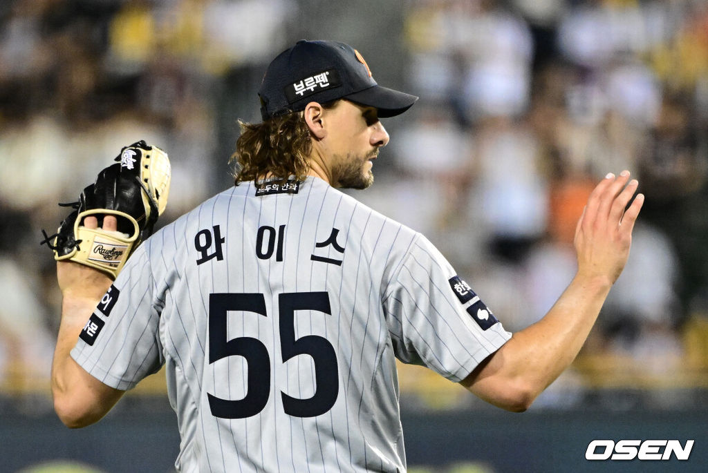 29일 오후 서울 잠실구장에서 ‘2025 신한 SOL Bank KBO리그’ LG 트윈스와 한화 이글스의 경기가 열렸다.이날 LG는 손주영, 한화는 라이언 와이스를 선발투수로 내세웠다.5회말 무사 1,2루에서 한화 와이스가 LG 이주헌의 보내기 번트에 3루에서 박해민을 아웃시키며 타임을 외치고 있다. 2025.05.29 /jpnews@osen.co.kr