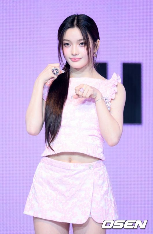 16일 오후 서울 광진구 예스24 라이브홀에서 그룹 아일릿(ILLIT) 미니 3집 ‘bomb’ 쇼케이스가 열렸다. 'bomb'은 '나'의 감정에 충실했던 지난 두 앨범에서 더 나아가 '너'와의 본격적인 상호작용이 시작되는 앨범이다. 아일릿은 미니 3집에서 마법 소녀로 변신해 무한 긍정 에너지를 전한다. 아일릿이 포토타임을 가지고 있다. 2025.06.16 /sunday@osen.co.kr