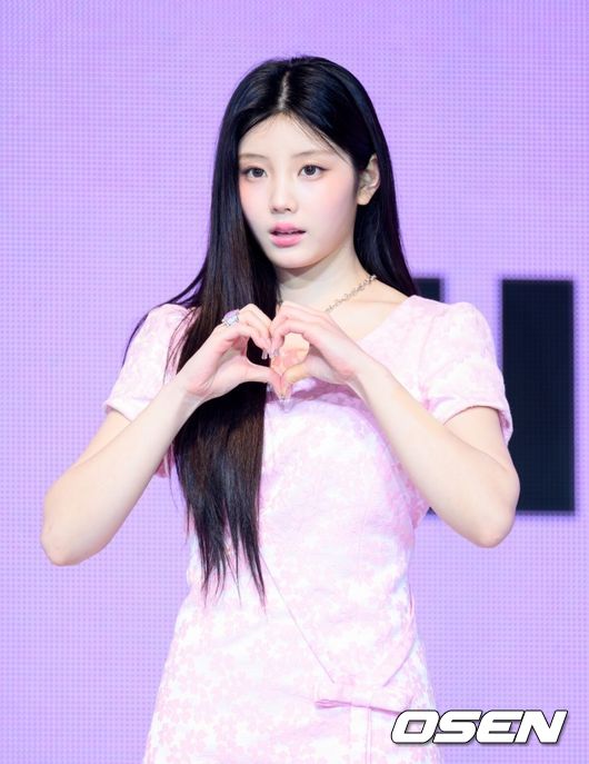 16일 오후 서울 광진구 예스24 라이브홀에서 그룹 아일릿(ILLIT) 미니 3집 ‘bomb’ 쇼케이스가 열렸다. 'bomb'은 '나'의 감정에 충실했던 지난 두 앨범에서 더 나아가 '너'와의 본격적인 상호작용이 시작되는 앨범이다. 아일릿은 미니 3집에서 마법 소녀로 변신해 무한 긍정 에너지를 전한다. 아일릿이 포토타임을 가지고 있다. 2025.06.16 /sunday@osen.co.kr