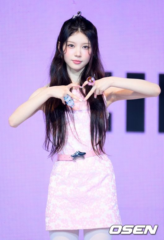 16일 오후 서울 광진구 예스24 라이브홀에서 그룹 아일릿(ILLIT) 미니 3집 ‘bomb’ 쇼케이스가 열렸다. 'bomb'은 '나'의 감정에 충실했던 지난 두 앨범에서 더 나아가 '너'와의 본격적인 상호작용이 시작되는 앨범이다. 아일릿은 미니 3집에서 마법 소녀로 변신해 무한 긍정 에너지를 전한다. 아일릿이 포토타임을 가지고 있다. 2025.06.16 /sunday@osen.co.kr