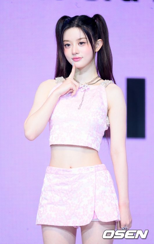 16일 오후 서울 광진구 예스24 라이브홀에서 그룹 아일릿(ILLIT) 미니 3집 ‘bomb’ 쇼케이스가 열렸다. 'bomb'은 '나'의 감정에 충실했던 지난 두 앨범에서 더 나아가 '너'와의 본격적인 상호작용이 시작되는 앨범이다. 아일릿은 미니 3집에서 마법 소녀로 변신해 무한 긍정 에너지를 전한다. 아일릿이 포토타임을 가지고 있다. 2025.06.16 /sunday@osen.co.kr