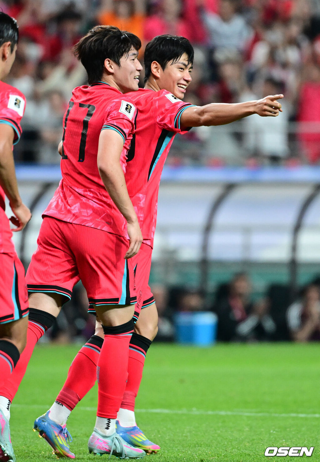 10일 서울 마포구 서울월드컵경기장에서 2026 국제축구연맹(FIFA) 북중미 월드컵 아시아 3차 예선 B조 10차전 대한민국 남자 축구 대표팀과 쿠웨이트의 경기가 열렸다.한국은 지난 6일 이라크 원정에서 2-0 완승과 함께 5승 4무(승점 19)로 조 2위 이상을 확정, 11회 연속 월드컵 본선 진출을 조기 확정지었다.한국 전진우가 선제골을 성공한 뒤 코너킥으로 어시스트를 만든 황인범을 향해 손짓하고 있다. 2025.06.10 /cej@osen.co.kr