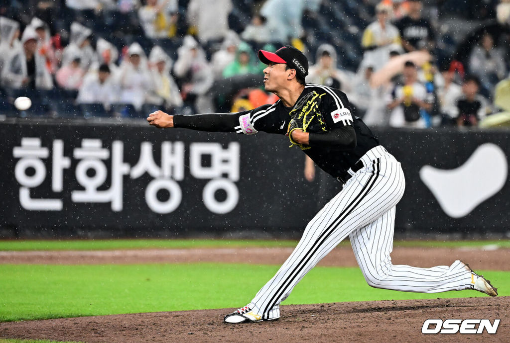 프로야구 한화 이글스가 LG 트윈스를 꺾고 32일 만에 1위에 등극했다. 5회말 도중 폭우가 쏟아져 104분 경기가 중단됐다가 재개됐다.  한화는 15일 대전 한화생명볼파크에서 열린 2025 KBO리그 LG와 10차전 맞대결에서 10-5로 승리했다. 한화는 5월 14일 두산에 패배하면서 공동 1위에서 2위로 떨어졌다. 33일 만에 1위를 탈환했다. 8회말 LG 정우영이 역투하고 있다. 2025.06.15 /jpnews@osen.co.kr