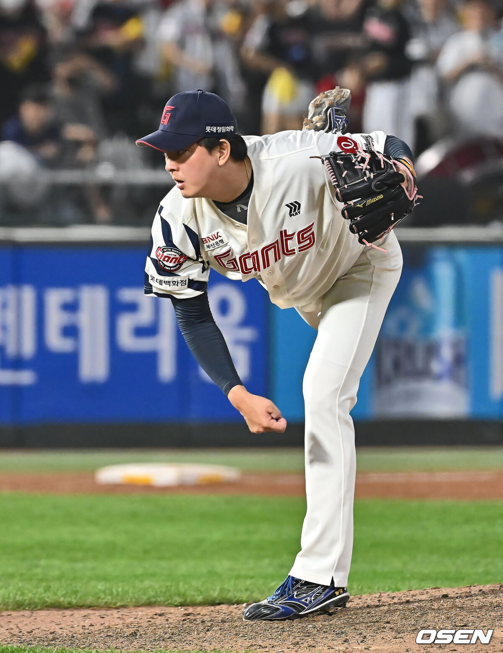 21일 부산 사직야구장에서 2025 신한 SOL 뱅크 KBO 리그 롯데 자이언츠와 LG 트윈스의 경기가 열렸다. 홈팀 롯데는 나균안이, 방문팀 LG는 임찬규가 선발 출전했다.롯데 자이언츠 김원중이 역투하고 있다. 2025.05.21 / foto0307@osen.co.kr