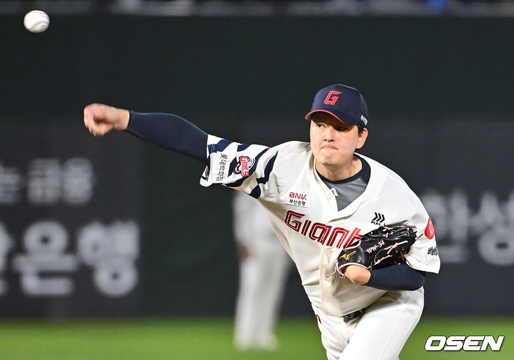 2일 부산 사직야구장에서 2025 신한 SOL 뱅크 KBO 리그 롯데 자이언츠와 NC 다이노스의 경기가 열렸다. 홈팀 롯데는 나균안, 방문팀 NC는 최성영이 선발 출전했다.롯데 자이언츠 김원중이 역투하고 있다. 2025.05.02 / foto0307@osen.co.kr
