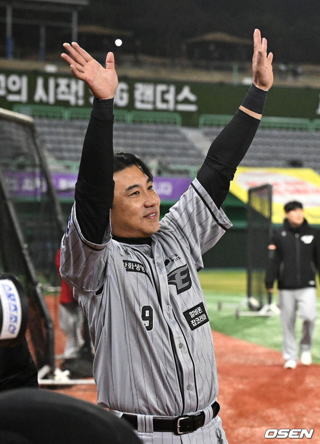 26일 오후 인천 SSG랜더스필드에서 ‘2024 신한 SOL Bank KBO리그’ SSG 랜더스와 한화 이글스의 경기가 열렸다.경기 종료 후 한화 김강민이 환호하는 팬들을 향해 인사를 하고 있다. 2024.03.26 /