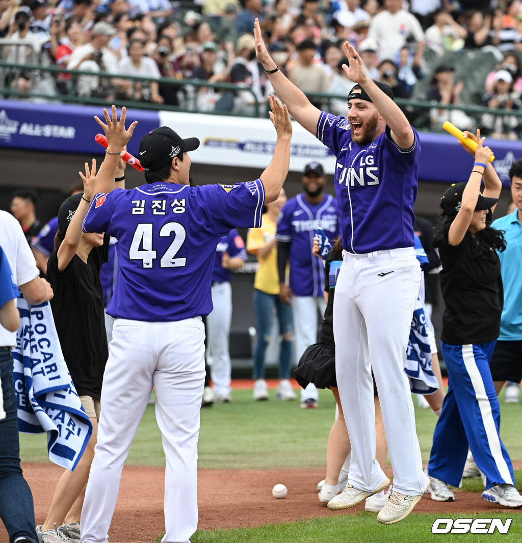 15일 오후 부산 사직야구장에서 2023 신한은행 SOL KBO 올스타전이 열렸다.LG 오스틴이 썸머레이스에서 승리 후 기뻐하고 있다. 2023.07.15 /sunday@osen.co.kr