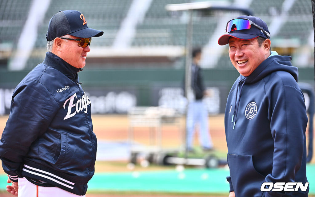 13일 부산 사직야구장에서 2025 신한 SOL 뱅크 KBO 리그 롯데 자이언츠와 한화 이글스의 시범경기가 열린다. 한화 이글스 김경문이 롯데 자이언츠 김태형 감독과 인사를 하고 있다. 2025.03.13 / foto0307@osen.co.kr