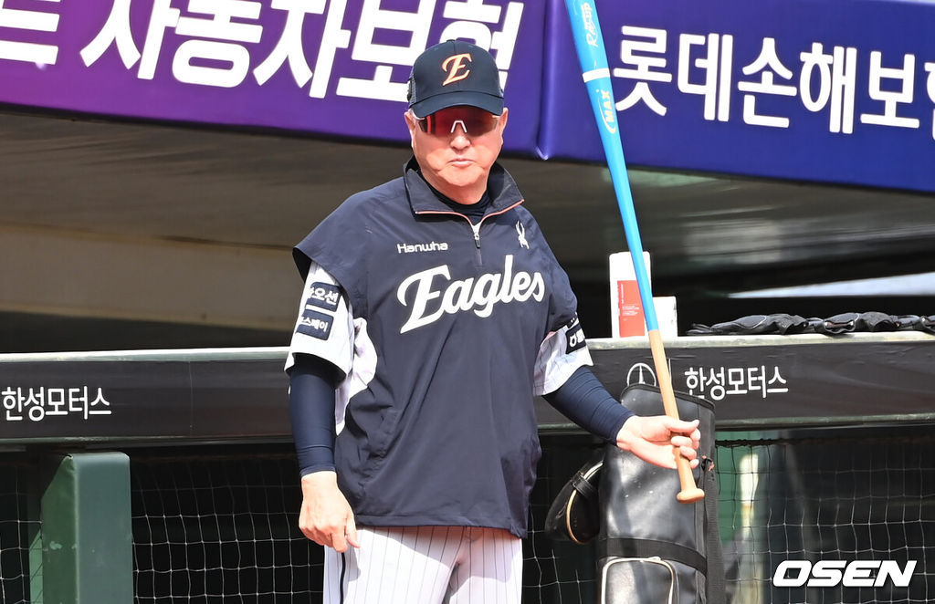 17일 부산 사직야구장에서 2025 신한 SOL 뱅크 KBO 리그 롯데 자이언츠와 한화 이글스의 경기가 열린다. 홈팀 롯데는 데이비슨이, 방문팀 한화는 와이스가 선발 출전한다.한화 이글스 김경문 감독이 선수들의 훈련을 지켜보고 있다. 2025.06.17 / foto0307@osen.co.kr