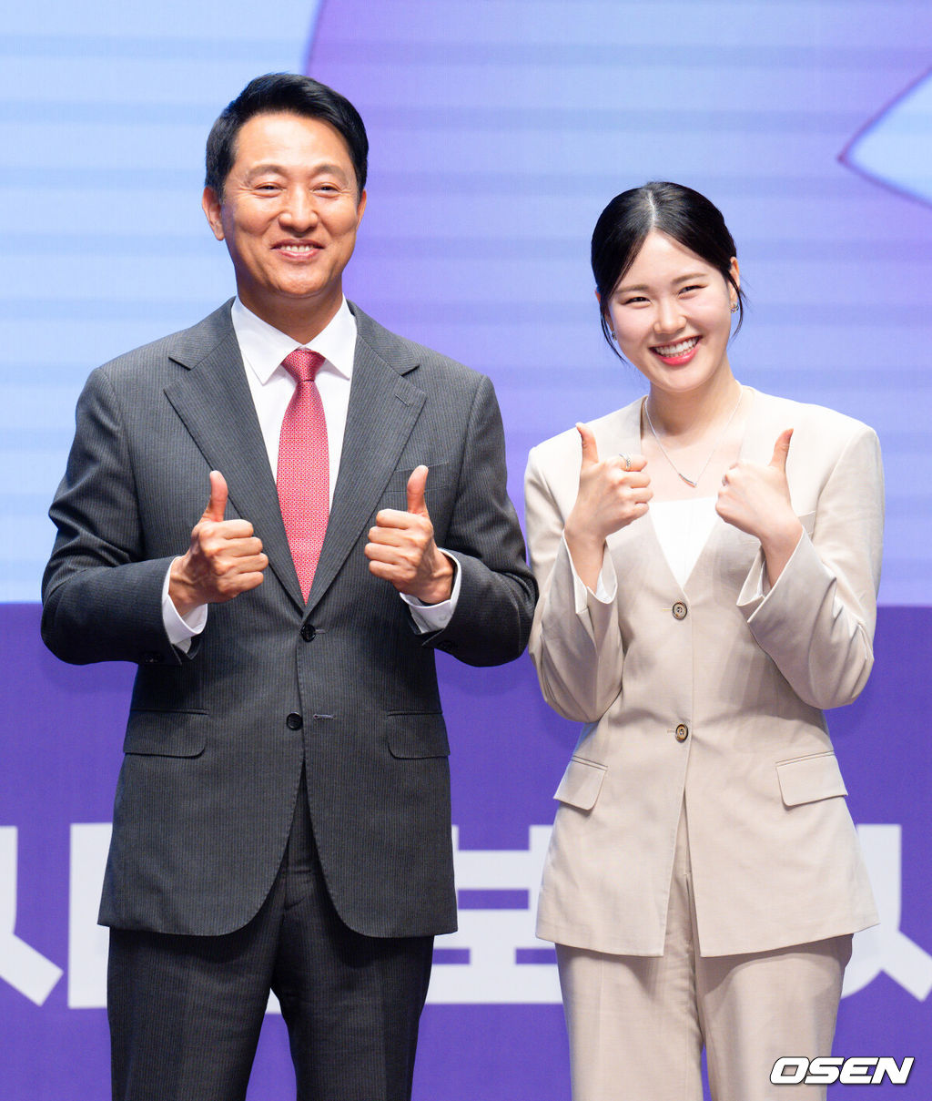 17일 오전 서울 중구 서울특별시청에서 ‘2025 서울특별시 홍보대사 위촉식-서울, 빛으로 그리는 꿈 : 동행하는 서울의 빛’ 행사가 열렸다. 이날 위촉식에는 배우 김석훈, 유튜버 박위, 피아니스트 선우예권, 개그맨 엄지윤, 가수 송지은, 엔하이픈, 하츠투하츠가 참석했다. 오세훈 서울시장, 개그맨 엄지윤이 기념촬영을 하고 있다. 2025.06.17 / ksl0919@osen.co.kr