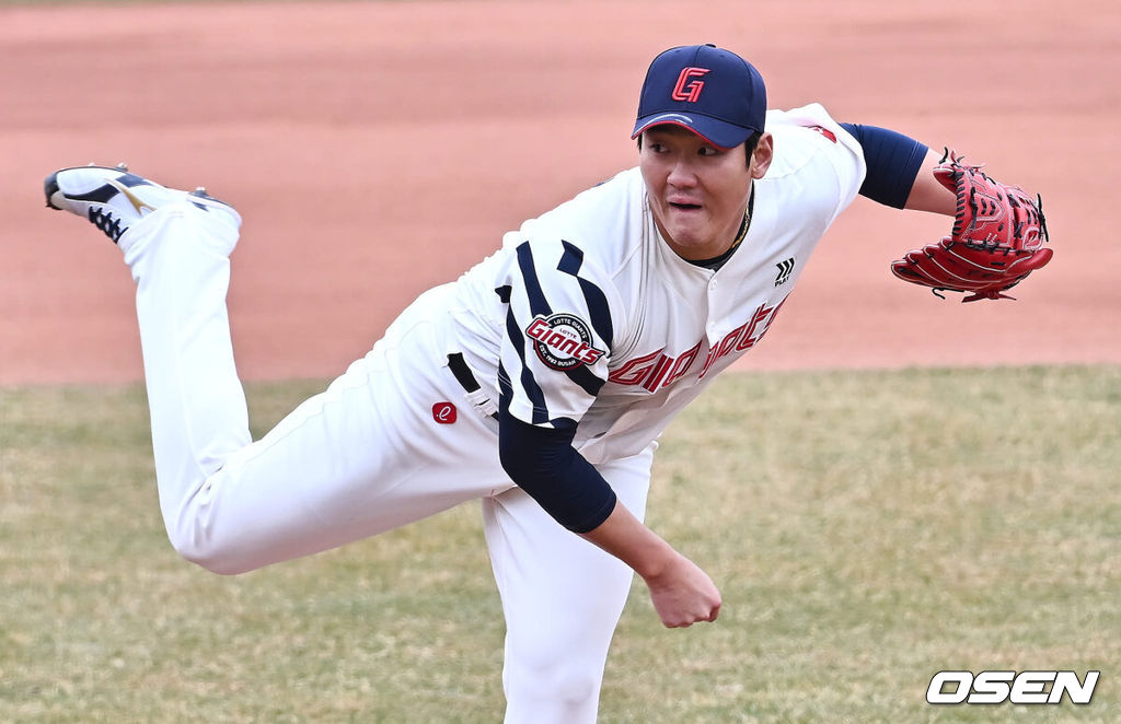 11일 부산 사직구장에서 2024 신한 SOL 뱅크 KBO 리그 롯데 자이언츠와 두산 베어스의 시범경기가 열렸다. 롯데 자이언츠 김도규가 역투하고 있다. 2024.03.11 / foto0307@osen.co.kr