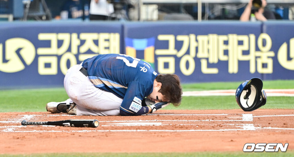 17일 오후 서울 잠실구장에서 ‘2025 신한 SOL BANK KBO리그’ LG 트윈스와 NC 다이노스의 경기가 진행됐다.이날 LG는 에르난데스를, NC는 라일리를 선발투수로 내세웠다.2회초 무사 1루 NC 박건우가 에르난데스의 투구에 맞고 쓰러져 있다. 2025.06.17 / soul1014@osen.co.kr