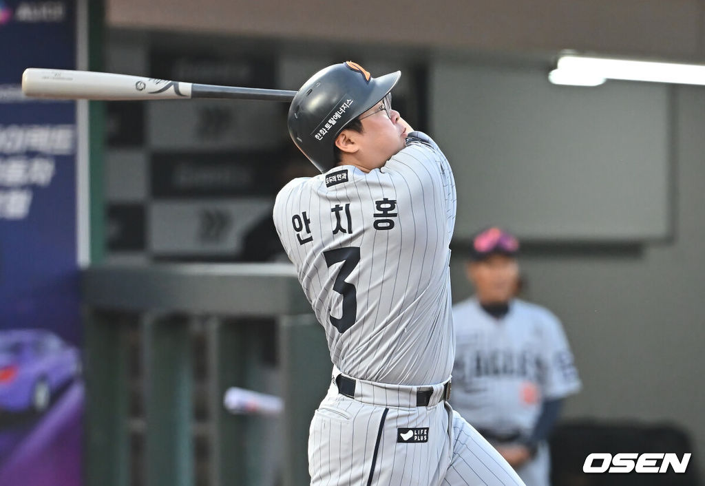 17일 부산 사직야구장에서 2025 신한 SOL 뱅크 KBO 리그 롯데 자이언츠와 한화 이글스의 경기가 열렸다. 홈팀 롯데는 데이비슨이, 방문팀 한화는 와이스가 선발 출전했다.한화 이글스 안치홍이 3회초 2사 1,3루 중월 3점 홈런을 치고 있다. 2025.06.17 / foto0307@osen.co.kr