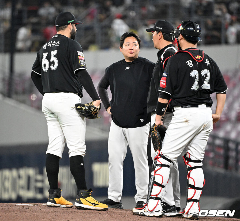 17일 오후 광주-기아 챔피언스필드에서 2025 신한 SOL Bank KBO리그 KIA 타이거즈와 KT 위즈의 경기가 열렸다.KIA는 김도현, KT는 헤이수스를 선발 투수로 내세웠다.6회말 무사 1,2루에서 KT 헤이수스가 마운드를 내려가고 있다. 2025.06.17 /sunday@osen.co.kr