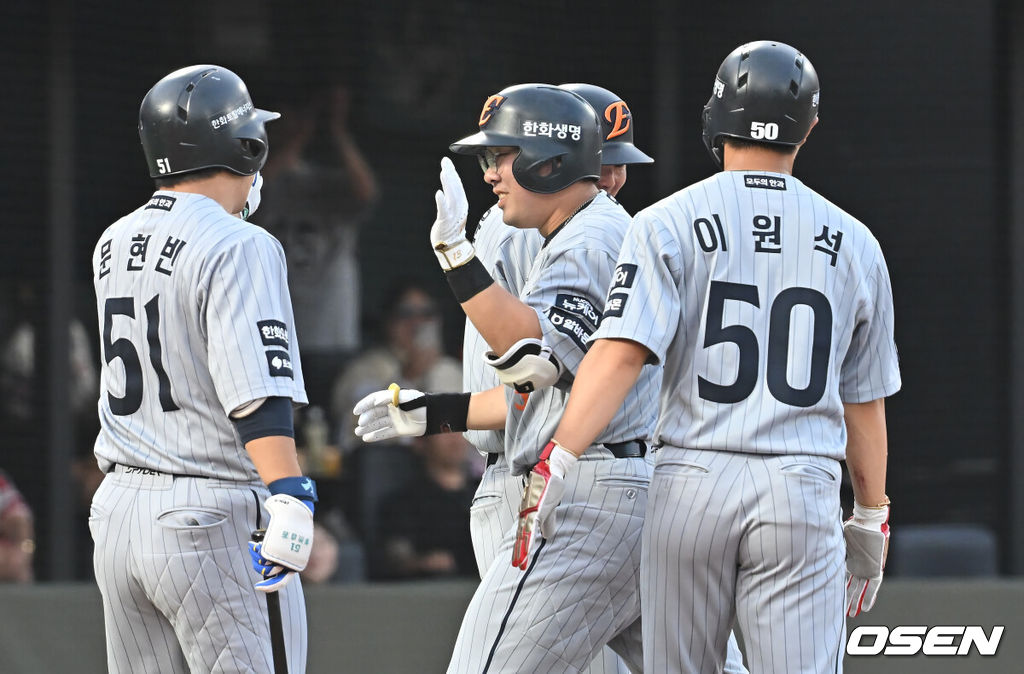 17일 부산 사직야구장에서 2025 신한 SOL 뱅크 KBO 리그 롯데 자이언츠와 한화 이글스의 경기가 열렸다. 홈팀 롯데는 데이비슨이, 방문팀 한화는 와이스가 선발 출전했다.한화 이글스 안치홍이 3회초 2사 1,3루 중월 3점 홈런을 치고 하이파이브를 하고 있다. 2025.06.17 / foto0307@osen.co.kr
