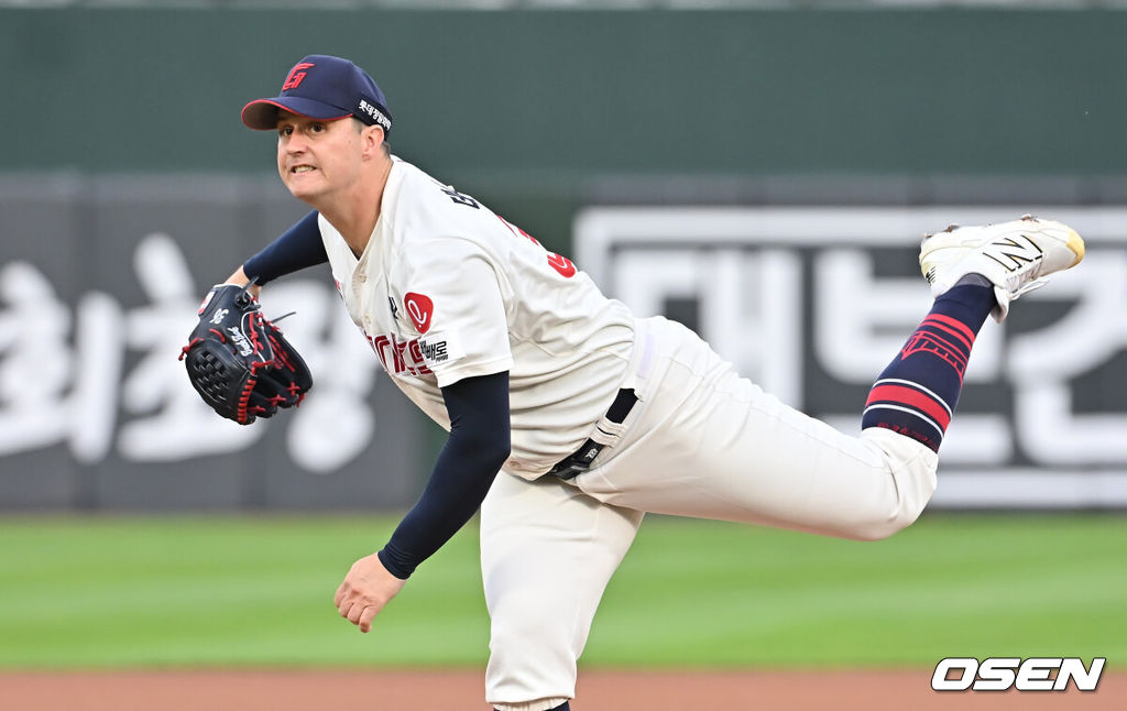 17일 부산 사직야구장에서 2025 신한 SOL 뱅크 KBO 리그 롯데 자이언츠와 한화 이글스의 경기가 열렸다. 홈팀 롯데는 데이비슨이, 방문팀 한화는 와이스가 선발 출전했다.롯데 자이언츠 선발 투수 데이비슨이 역투하고 있다. 2025.06.17 / foto0307@osen.co.kr