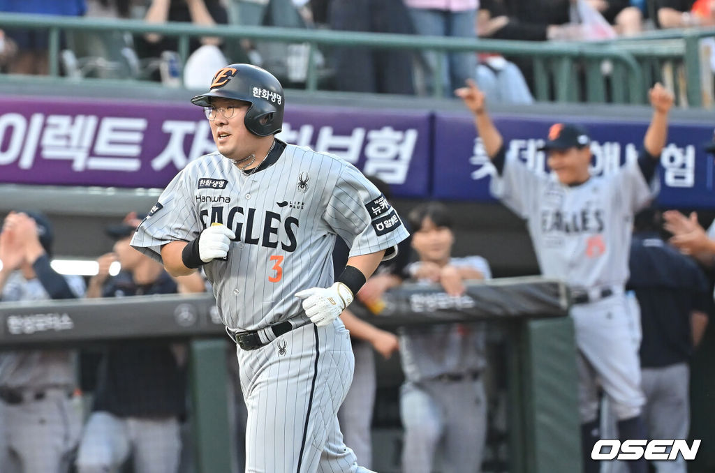 17일 부산 사직야구장에서 2025 신한 SOL 뱅크 KBO 리그 롯데 자이언츠와 한화 이글스의 경기가 열렸다. 홈팀 롯데는 데이비슨이, 방문팀 한화는 와이스가 선발 출전했다.한화 이글스 안치홍이 3회초 2사 1,3루 중월 3점 홈런을 치고 하이파이브를 하고 있다. 2025.06.17 / foto0307@osen.co.kr
